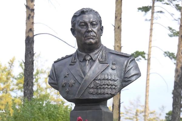 Bust to Colonel General Matvei Burlakov