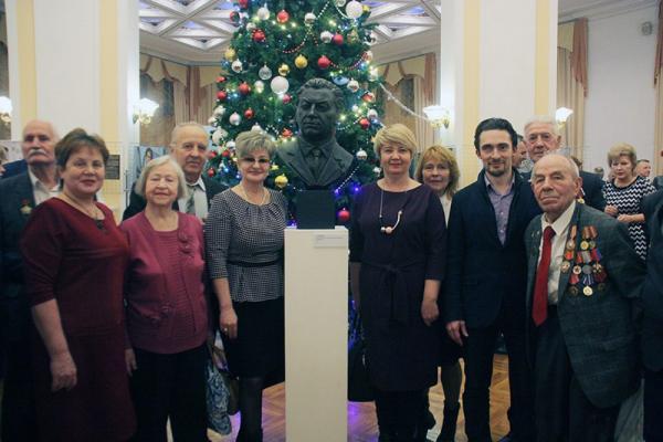 Bust of the commander of long-range aviation V.V. Reshetnikov