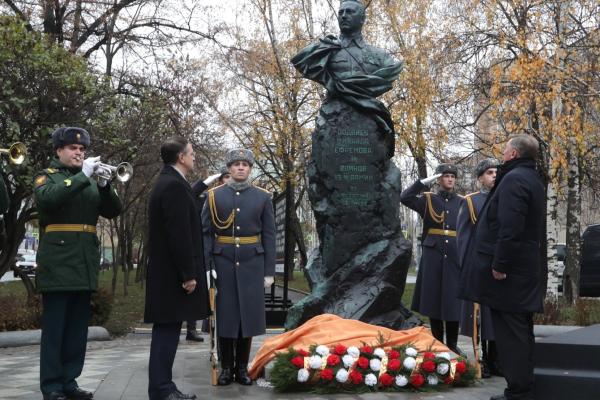 Monument to Lieutenant General Mikhail Yefremov