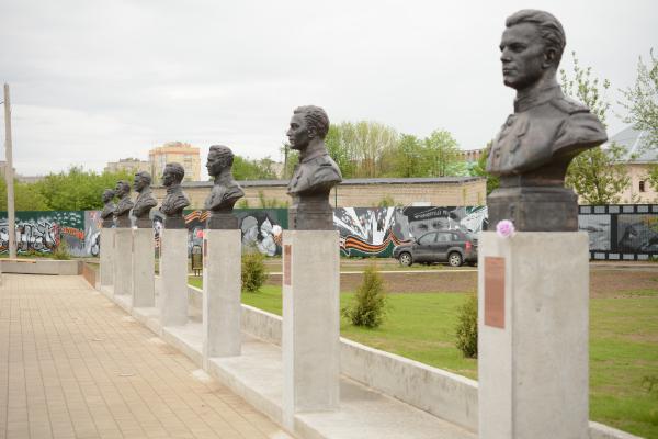 Busts alley of Finance Heroes