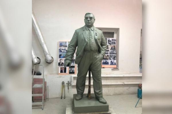 Monument to the legendary head of Voronezhsintezkauchuk Dedicated to Leonid Kudryavtsev