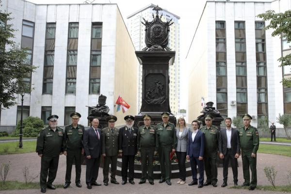 Воссозданный памятник выпускникам Военной академии Генштаба